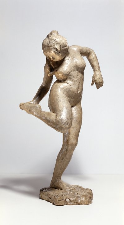 Tänzerin, die auf die Sohle ihres Fußes schaut (Gips) von Edgar Degas