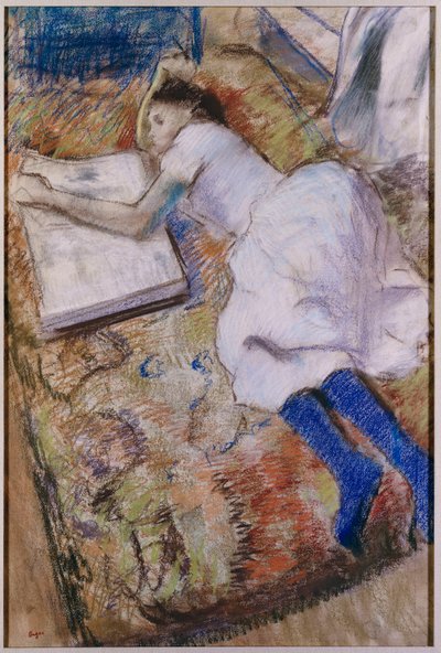 Junges Mädchen ausgestreckt, ein Album betrachtend, ca. 1889 von Edgar Degas