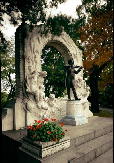 Denkmal zu Ehren des österreichischen Komponisten und Dirigenten Johann Strauss II (1825-1899). Skulptur von Edmund von Hellmer (1850-1935). 1921. Wien, Stadtpark, Österreich von Edmund Ritter von Hellmer
