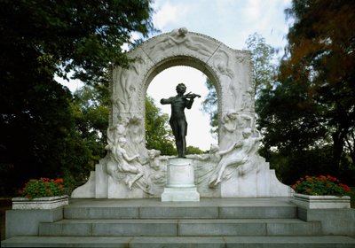 Denkmal zu Ehren des österreichischen Komponisten und Dirigenten Johann Strauss II (1825-1899). Skulptur von Edmund von Hellmer (1850-1935). 1921. Wien, Stadtpark, Österreich von Edmund Ritter von Hellmer