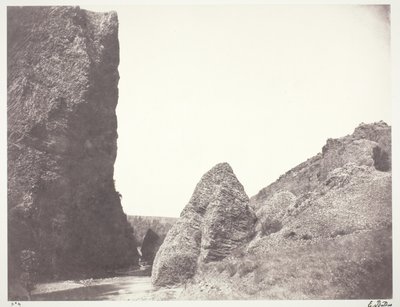 Bach fließt zwischen einer Klippe und Felsen von Edouard Denis Baldus