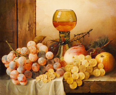 Trauben, Äpfel, Pflaumen und ein Pfirsich mit Hockglas auf drapiertem Sims von Edward Ladell