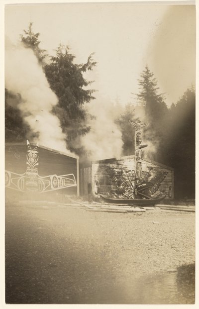Als die grellen Flammen höher stiegen, malten sie das Meer, das am Fuße eines gespenstischen Waldes leckte, scharlachrot von Edward S. Curtis