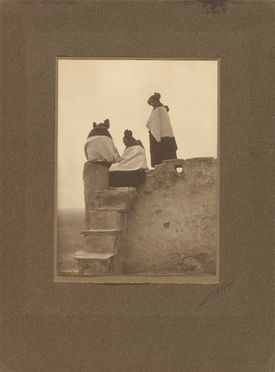 [Hopi, die Tänzer beobachtend] von Edward S. Curtis