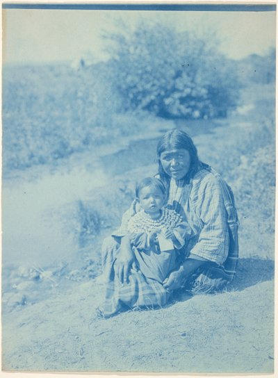 [Mutter und Kind - Arapaho] von Edward S. Curtis