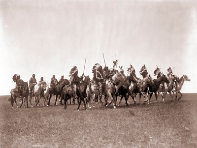 Brule Sioux Kriegspartei von Edward S. Curtis, ca. 1907 (getönter Silberdruck) von Edward Sheriff Curtis