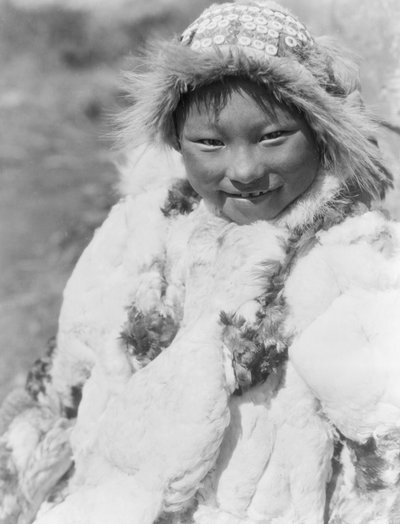 Eskimo-Kind identifiziert als Uyowutcha, wahrscheinlich von der Insel Nunivak, Alaska, ca. 1929 (s/w Foto) von Edward Sheriff Curtis