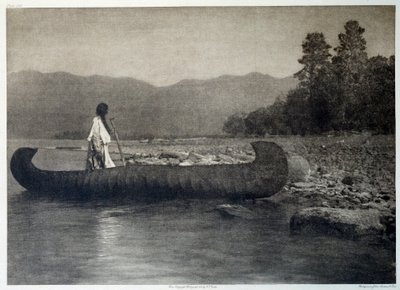 Indianer Amerikas: Ein Indianer auf einem Kanu im südlichen Flathead Lake, Montana von Edward Sheriff Curtis