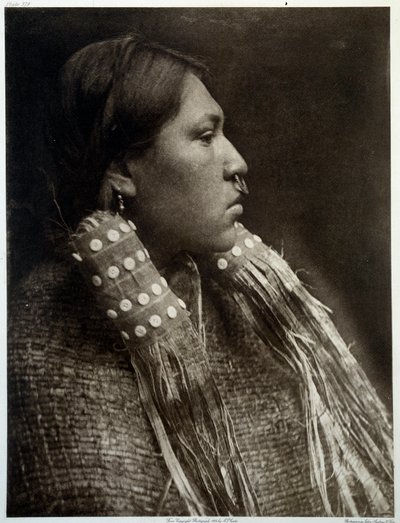 Indianer Amerikas: Porträt eines indianischen Mädchens mit Nasenpiercing von Edward Sheriff Curtis