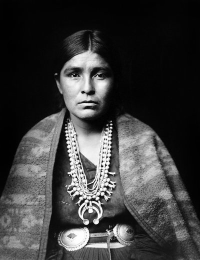 Navajo-Frau mit silberner Squash-Blossom-Halskette, Concho-Gürtel, Decke über den Schultern, ca. 1904, Foto von Edward S. Curtis von Edward Sheriff Curtis