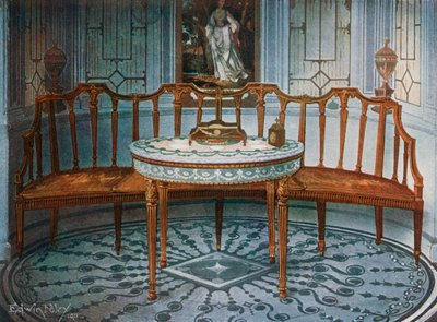 Geschnitztes Satinholz-Sofa. Bemalter und vergoldeter Tisch von Edwin John Foley