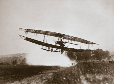 Der amerikanische Flieger Glenn Curtiss macht den ersten Flug schwerer als Luft in seinem 