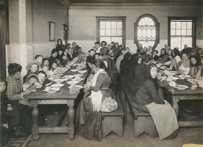 Einwanderer erhalten eine kostenlose Mahlzeit auf Ellis Island, um 1906 (s/w Foto) von Edwin Levick