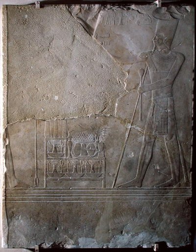 Relief, das Mentuhotep III (ca. 2004-1992 v. Chr.) zeigt, der Opfergaben darbringt, Mittleres Reich, ca. 1982-1970 v. Chr. von Egyptian 11th Dynasty