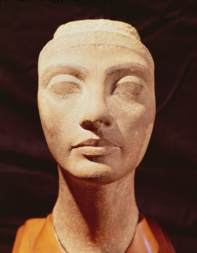 Ein königlicher Kopf, möglicherweise von Nofretete, aus Memphis, Neues Reich von Egyptian 18th Dynasty