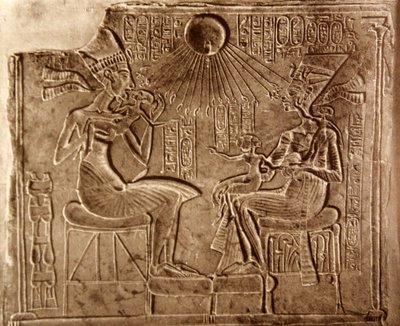 Echnaton und seine Familie, aus Akhetaten (modernes Tell el-Amarna) von Egyptian 18th Dynasty