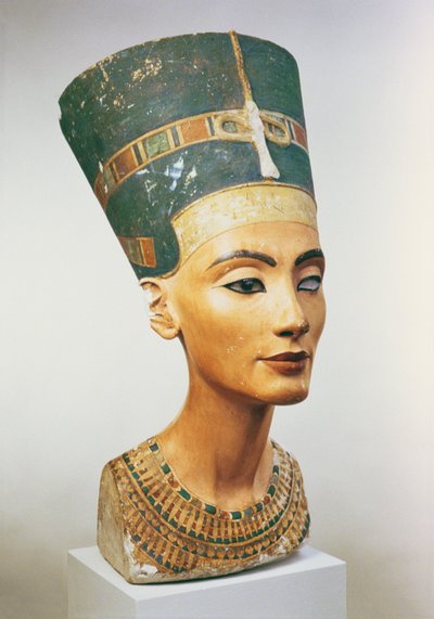 Büste der Königin Nofretete, aus dem Atelier des Bildhauers Thutmosis in Tell el-Amarna (bemalter Kalkstein) von Egyptian 18th Dynasty