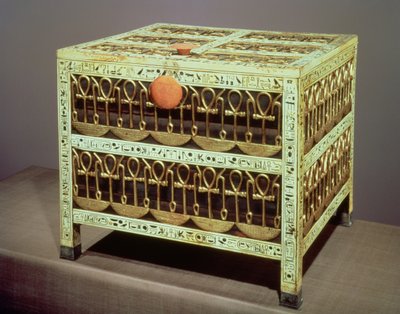 Truhe aus dem Schatzhaus des Grabes von Tutanchamun (ca. 1370-52 v. Chr.) Neues Reich (Holz und Elfenbein mit aufgetragenem Gold und Silber) von Egyptian 18th Dynasty