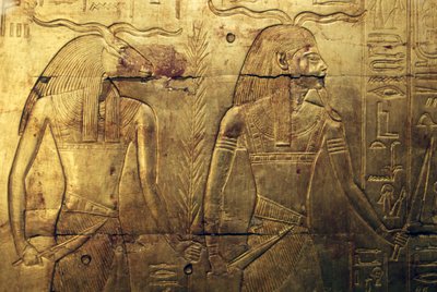 Götter, Gravur auf der Rückseite der dritten Begräbniskapelle, mit Gold bedeckt, Schatzkammer von Tutanchamun, Ägypten, ägyptische Zivilisation, Neues Reich, Dynastie XVIII von Egyptian 18th Dynasty