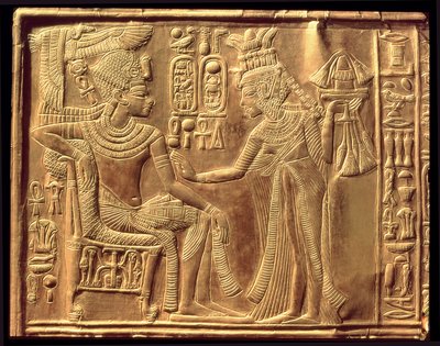 Detail vom goldenen Schrein des Tutanchamun (ca. 1370-52 v. Chr.), das die Königin zeigt, wie sie ihn mit duftendem Salböl salbt, Neues Reich (Holz überzogen mit Gesso und Blattgold) von Egyptian 18th Dynasty