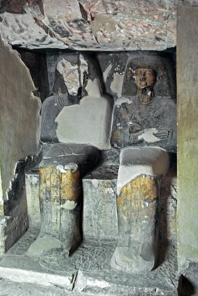 Ägyptische Antiquität: Skulpturen in der Nähe des Grabes von Kha em Het (Khaemhat), Inspektor der Speicher und Schreiber am Hof von Amenophis III. (TT57), die den Schreiber und Imhotep darstellen. 18. Dynastie. 1530-1290 v. Chr. Tal der Adligen. Luxor, Wes von Egyptian 18th Dynasty