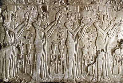 Ägyptische Antiquität: junge Mädchen machen Opfergaben. Grab von Kherouef von Egyptian 18th Dynasty