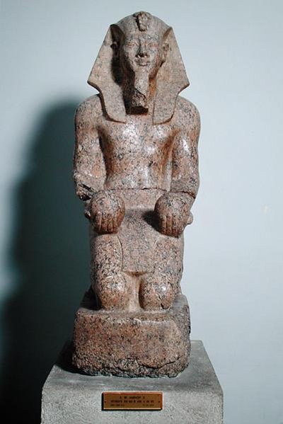 Kniende Statue von Amenhotep II (1427-1392 v. Chr.) mit Weinopfern, aus Theben, Neues Reich, ca. 1450-1425 v. Chr. von Egyptian 18th Dynasty
