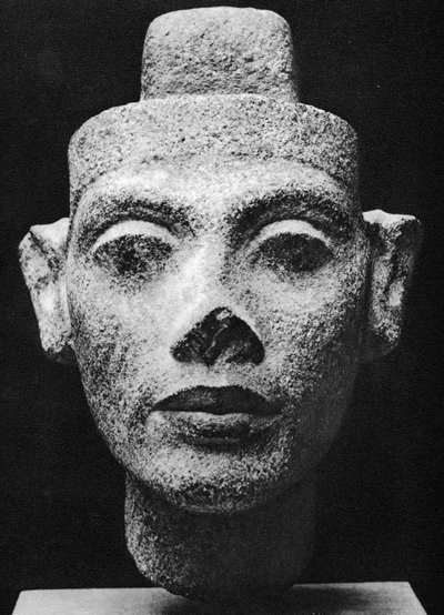 Nofretete, Gemahlin von Echnaton (Akhenaten), dem ketzerischen Pharao. 14. Jahrhundert v. Chr. (Skulptur in dunklem Granitbüste) von Egyptian 18th Dynasty