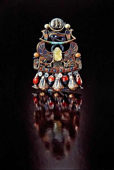 Pektorale mit einem Vogelskarabäus, aus dem Grab von Tutanchamun, Neues Reich von Egyptian 18th Dynasty