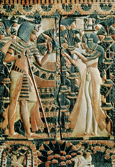 Plakette vom Deckel einer Truhe, die Tutanchamun (ca. 1370-52 v. Chr.) und seine Frau Ankhesenamun in einem Garten zeigt, Neues Reich (bemaltes Elfenbein) von Egyptian 18th Dynasty
