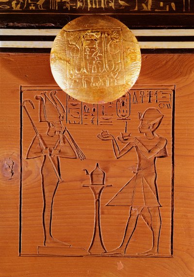 Tragbare Truhe, Detail von Tutanchamun (ca. 1370-1352 v. Chr.), der Osiris ein Opfer darbringt, aus dem Grab von Tutanchamun, Neues Reich (Ebenholz, Elfenbein, Holz & Bronze) von Egyptian 18th Dynasty