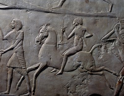 Staffellauf zu Pferd, Detail eines Wandreliefs, das ein Militärlager von Soldaten darstellt, Kalkstein, aus dem memphitischen Grab von Horemheb in Saqqara, ägyptische Zivilisation, Neues Reich, 18. Dynastie von Egyptian 18th Dynasty
