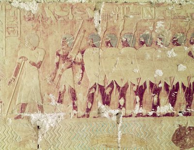 Relief, das Soldaten zeigt, die von Königin Hatschepsut auf eine Expedition ins Land Punt geschickt wurden, um Zutaten für den Tempelritus zurückzubringen, aus dem Totentempel von Hatschepsut, ca. 1503-1482 v. Chr., Neues Reich von Egyptian 18th Dynasty