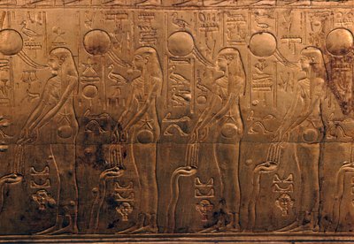 Relief auf vergoldetem Holzkasten, Schatzkammer von Tutanchamun von Egyptian 18th Dynasty