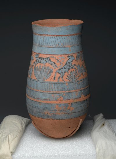Tränenförmige Vase mit bemalten Designs von Jungfrauen, Kühen und Sumpfpflanzen, Neues Reich, ca. 1390-1353 v. Chr. von Egyptian 18th Dynasty