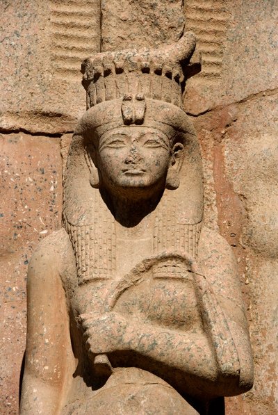 Kunst des alten Ägypten (UNESCO-Weltkulturerbe): Fuß der kolossalen Statue von Ramses II. (1298-1234 v. Chr.) mit seiner Tochter und Frau Bentanta (oder Bent Anath oder Bent Anath). Ägypten, Karnak, Ostufer des Nils von Egyptian 19th Dynasty