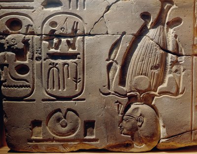 Ägypten, Luxor, Antikes Theben, Assasif-Tal, Fragment eines Reliefs, das Ramses II. und Kartuschen darstellt von Egyptian 19th Dynasty