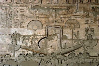 Ägyptische Antiquität: Ansicht der Reliefs, die die Prozession des heiligen Bootes darstellen, Gedenktempel, der dem Pharao Ramses II. (1279-1213 v. Chr.) gewidmet ist, Ramasseum-Stätte (Ramesseum) in Luxor, Ägypten von Egyptian 19th Dynasty