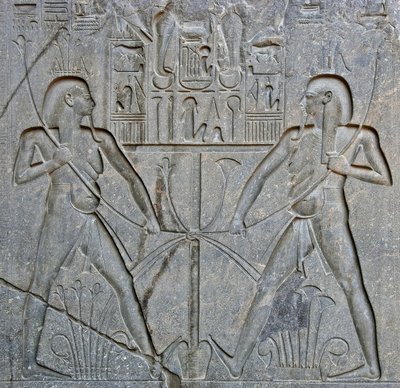 Ägyptische Antiquität: Detail des Sockels der Statue des Pharao Ramses II. (1292-1186 v. Chr.), die die Vereinigung von Ober- und Unterägypten darstellt. Tempel von Luxor. Ostufer (Theben), Ägypten von Egyptian 19th Dynasty
