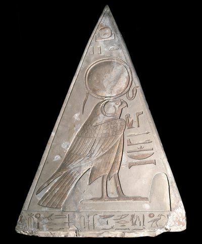Ägyptische Antiquität: Pyramidenspitze der Kapelle von Ramose, dekoriert mit der Darstellung von Ra-Harakte von Egyptian 19th Dynasty