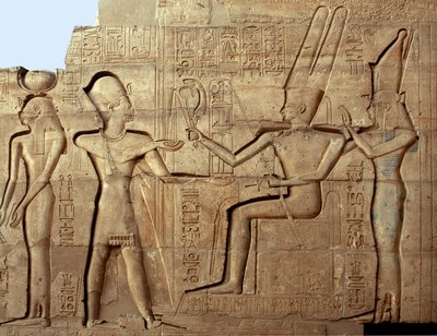 Ägyptische Antike: Relief, das Pharao Ramses II. vor zwei Gottheiten der thebanischen Triade, Amon und Mut, darstellt; Totentempel, der dem Pharao Ramses II. (1279-1213 v. Chr.) gewidmet ist, Standort Ramasseum in Luxor, Ägypten. von Egyptian 19th Dynasty