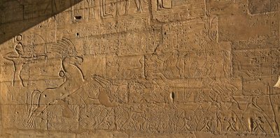 Ägyptische Antiquitäten: Ansicht der Reliefs, die die Taten von Ramses II während der Schlacht von Qadesch im Jahr 1274 v. Chr. feiern, Totentempel, der dem Pharao Ramses II gewidmet ist von Egyptian 19th Dynasty