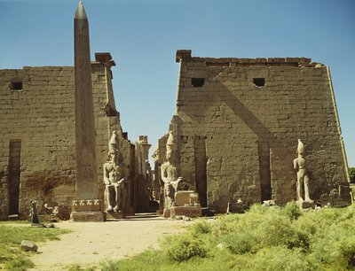 Fassade und erster Pylon mit zwei sitzenden Statuen von Ramses II und dem verbleibenden Obelisken von Egyptian 19th Dynasty