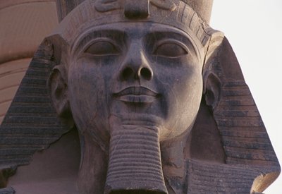 Gesicht der Statue von Ramses II sitzend, Thebanische Nekropole von Egyptian 19th Dynasty