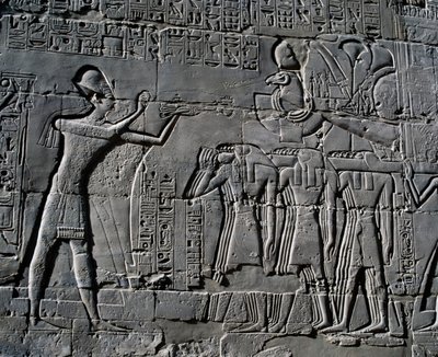Ramses II bringt Opfer vor dem heiligen Boot dar, Relief, Innenwände der Großen Säulenhalle, Karnak-Tempelkomplex (Unesco-Welterbeliste) von Egyptian 19th Dynasty