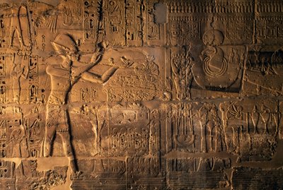 Ramses II. bringt Opfer vor dem heiligen Boot, Karnak, Ägypten (Relief) von Egyptian 19th Dynasty