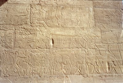 Relief, das ägyptische Truppen zeigt, die die hethitische Stadt Dapur stürmen, aus der Großen Hypostylhalle, Neues Reich, ca. 1297-1185 v. Chr. von Egyptian 19th Dynasty