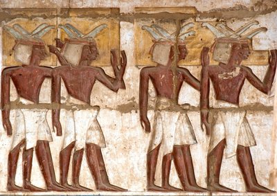 Ägyptische Antike: erster Hof, Detail der bemalten Reliefs, die eine Gruppe von Nubiern darstellen, die dem Pharao Opfergaben bringen. Totentempel von Ramses III. (1187-1156 v. Chr.). Luxor, Medinet Habu, Ägypten von Egyptian 20th Dynasty