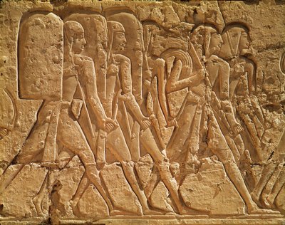 Relief, das Diener darstellt, die Seile und Waffen tragen, aus dem Totentempel von Ramses III. (ca. 1184-1153 v. Chr.) Neues Reich von Egyptian 20th Dynasty