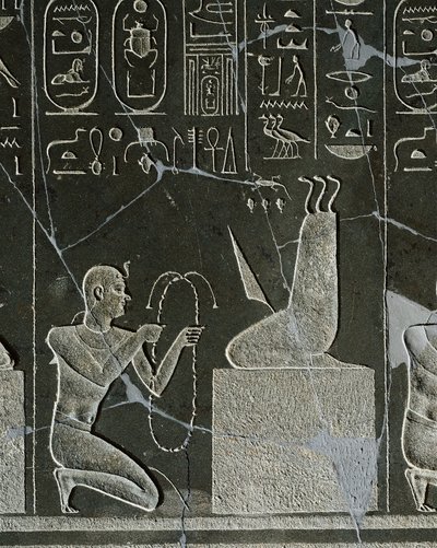 Dolerit-Relief von Nectanebo I., König, der eine Halskette an einen Dämon überreicht, dargestellt durch eine Messerkllinge und drei Schlangen, aus Heliopolis im Tempel von Atum von Egyptian 30th Dynasty